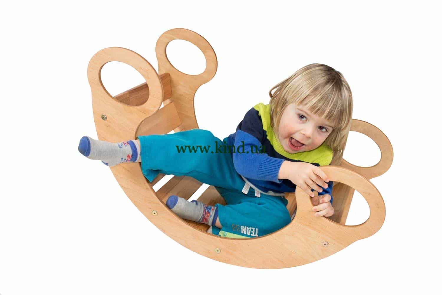 Ребёнок на горке качалке Ребёнок на горке качалке