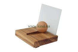 derevyannaya_podstavka_dlya_vizitnykh_kartochek_so_steklom