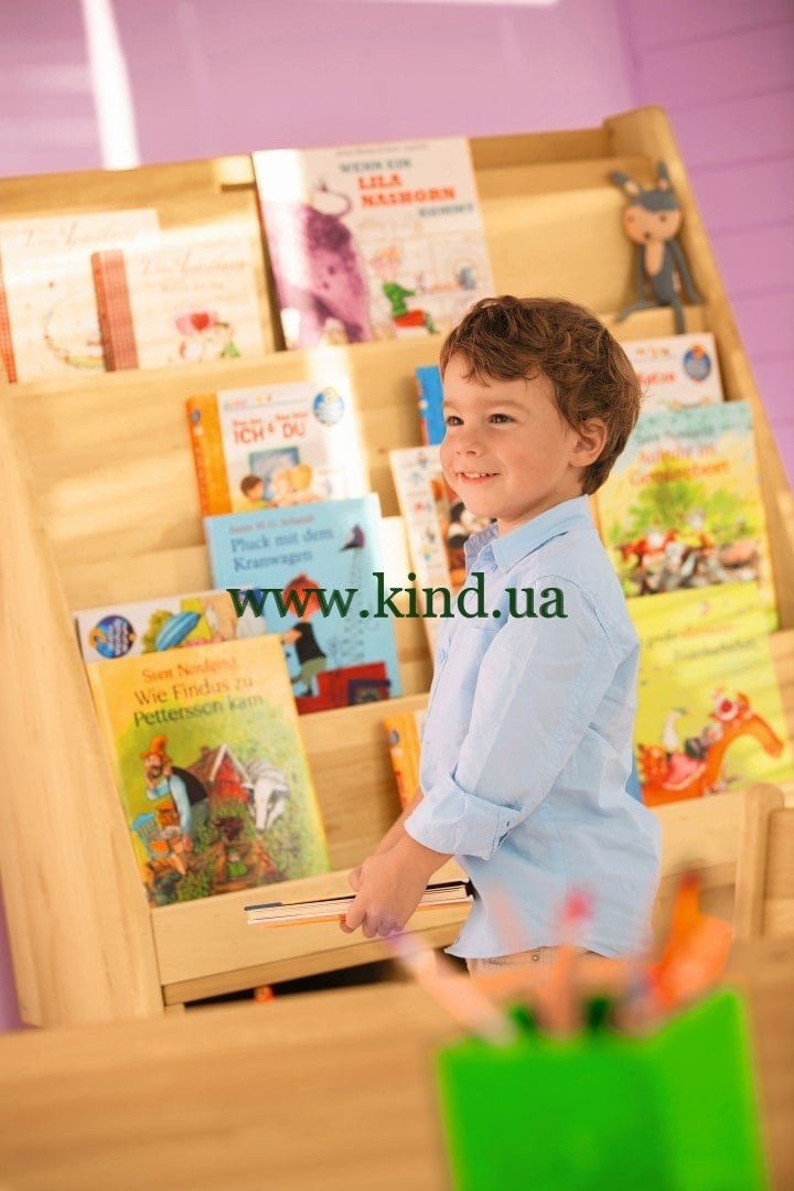 Витрина для книг в детском саду Так стоят книжки в детском садике