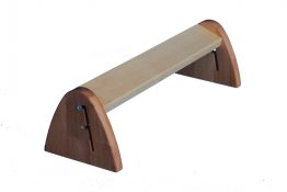 простая подставка под ноги школьника