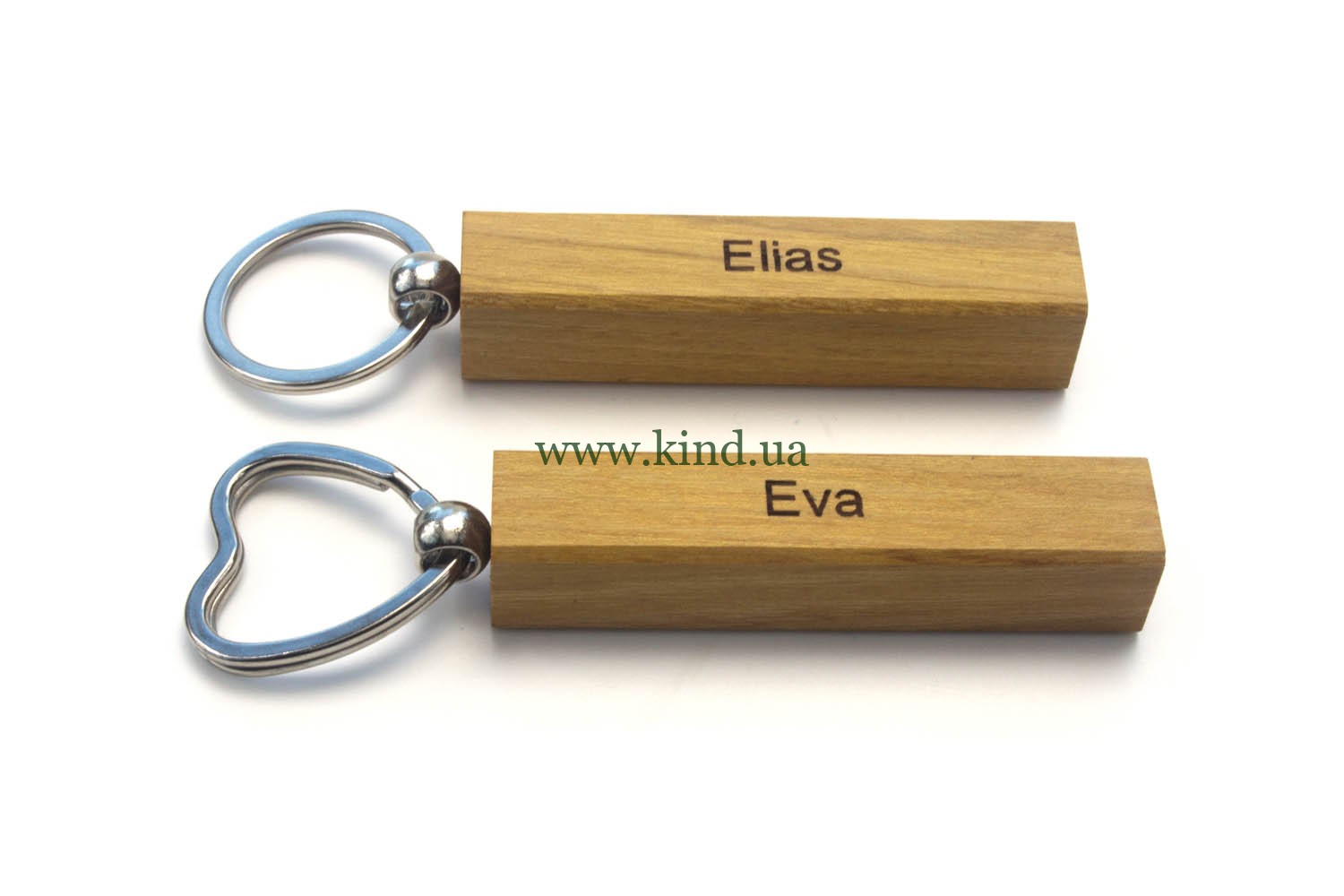 деревянные брелки в паре