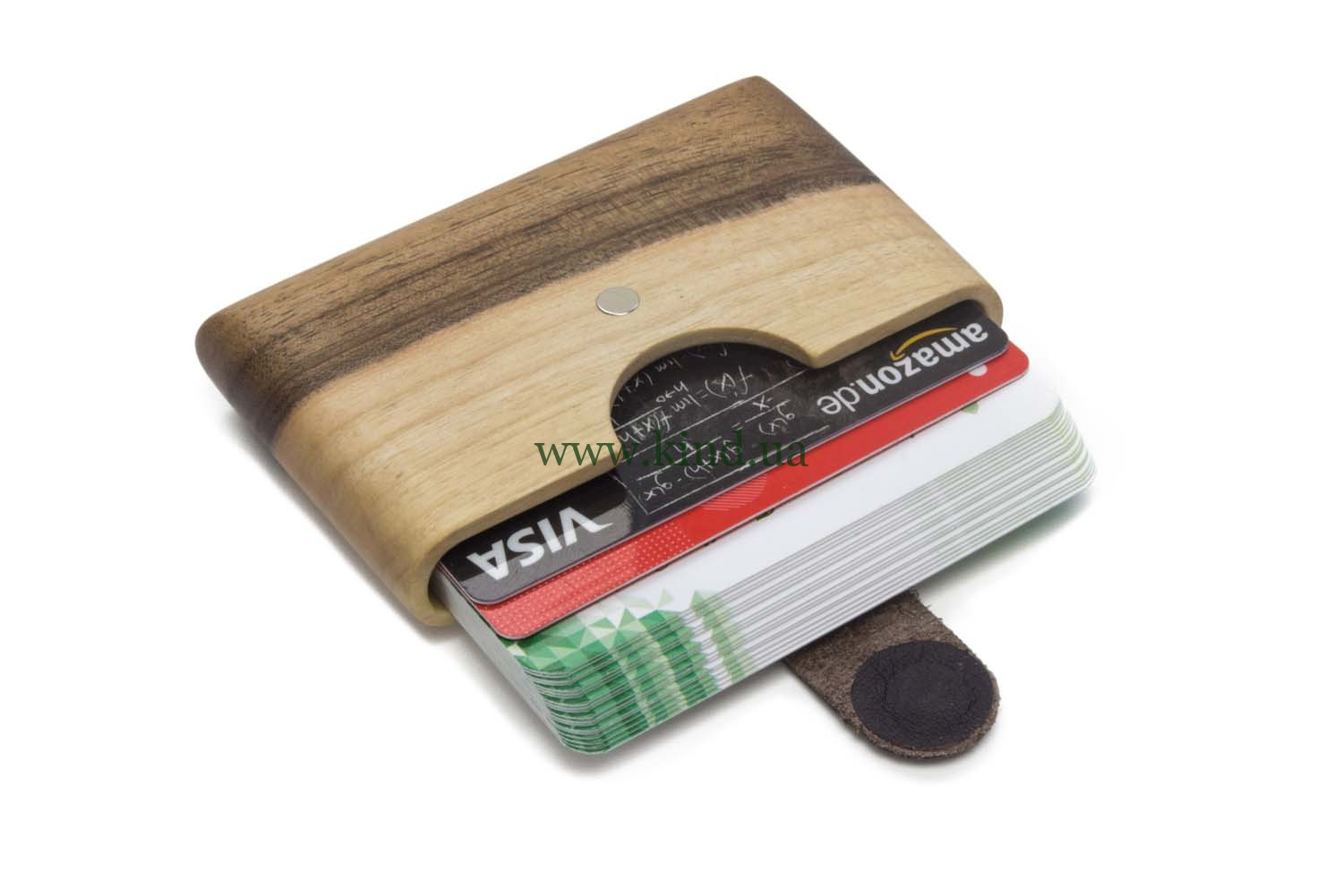 кошелёк из дерева с деньгами и картами